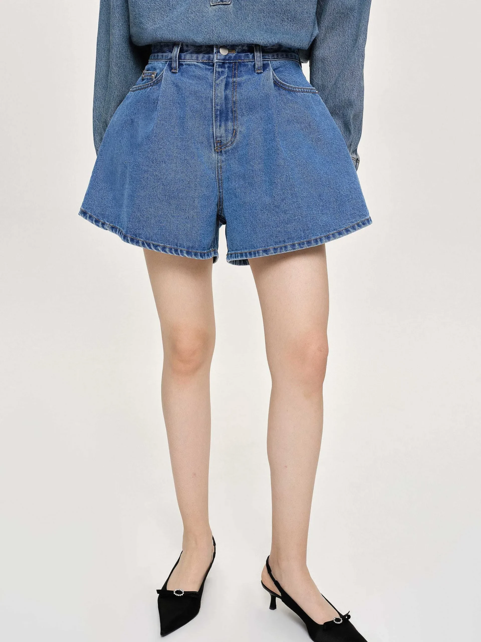 Women Source Unknown Denim-Flared Denim Shorts, Medium Blue